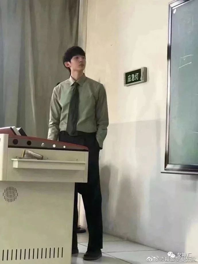 老师穿军装上课真的是a爆了啊啊啊简直不要太帅