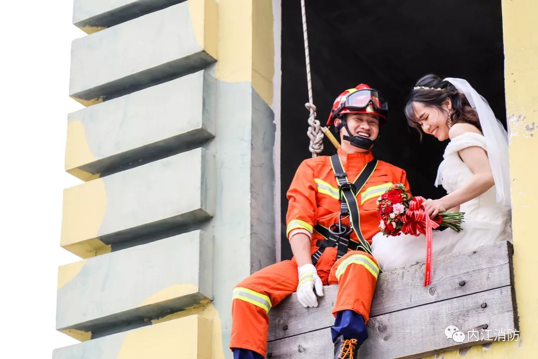 相遇想了很久,我們決定請攝影師給我們拍一組消防婚紗照.