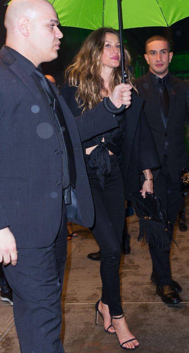 38岁吉娘娘一身黑色和老公恩爱现身!网友:幸亏当年离开小李子