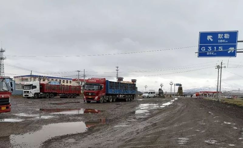 青海祁连县默勒辖区普降爆雪,目前大型车辆进行交通管制,小型车辆可以