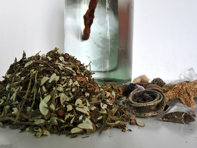 3,炖营养美味汤藏须木树皮鸡汤是一道美味的菜肴,肉类食品和滋补类