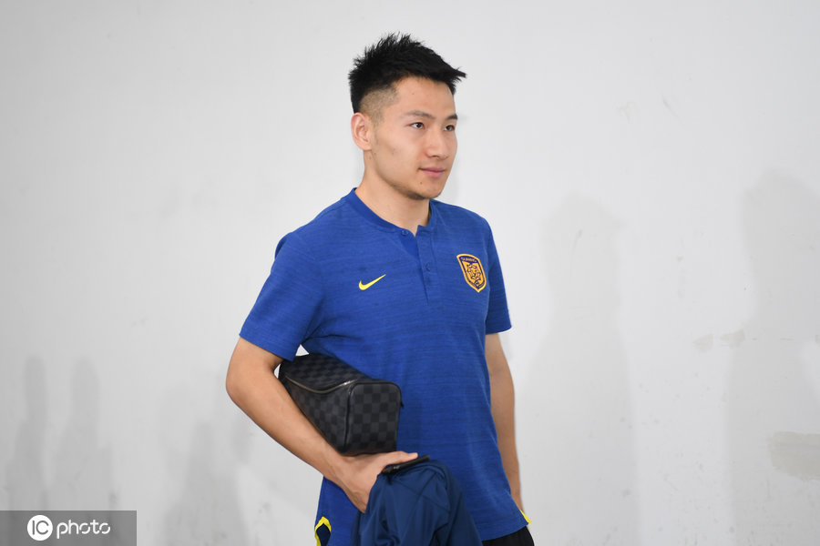 江苏苏宁易购抵达赛场,特谢拉笑容灿烂,顾超大背头帅气