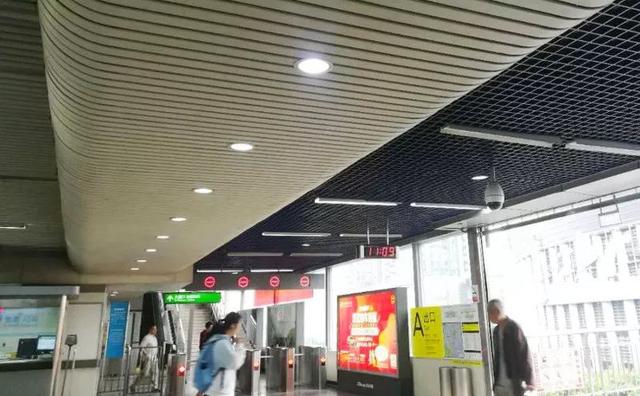 5月起袁家岗轻轨站可以扫码买票了