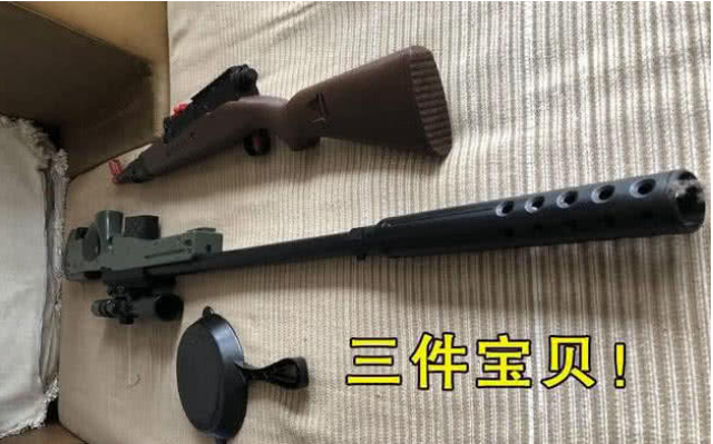 花了4000购买的awm狙击枪套装,还赠送了98k和平底锅这两种吃鸡道具.