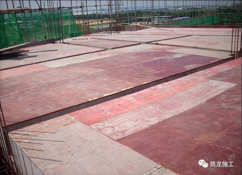 模板平整,干净,拼缝较好,板间无高低错开状▲板模靠梁的竖向支撑,离