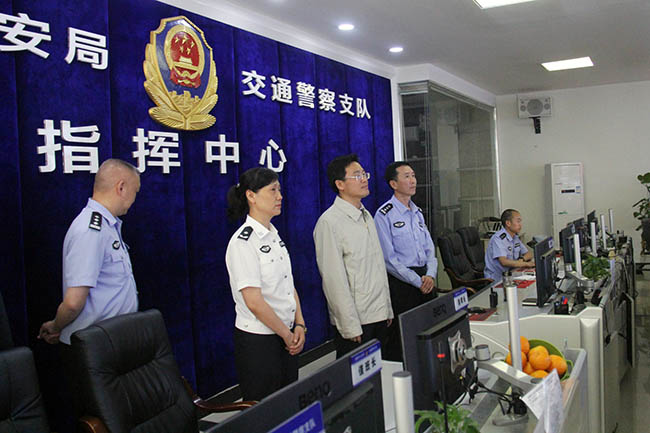 为他们送去节日的问候,副市长,市公安局局长杨茁参加看望市公安局交通