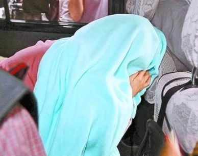 高速堵车尿急美女图爽快这样解决