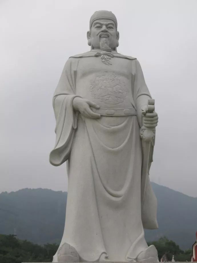 成于其弟王审知,王审知出身贫苦,故能节俭自处,统治福建期间省刑惜费