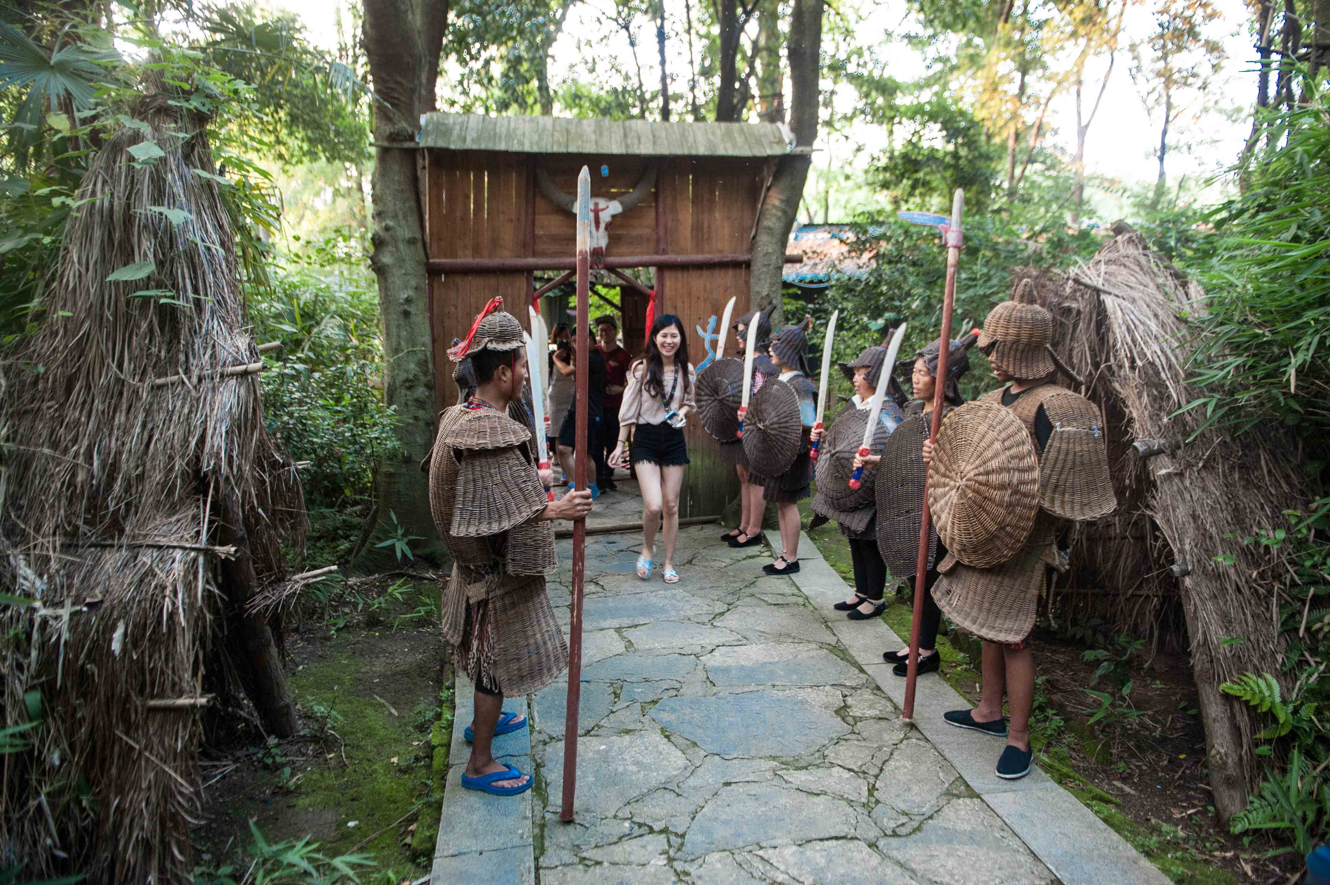 其实呢,是因为这藤甲人以牛作为部落的图腾,认为牛头寓意着平安好运