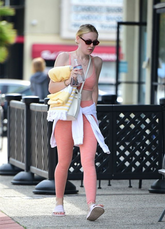 达科塔范宁穿肉粉色紧身套装街头大玩运动风视线都被吸走了