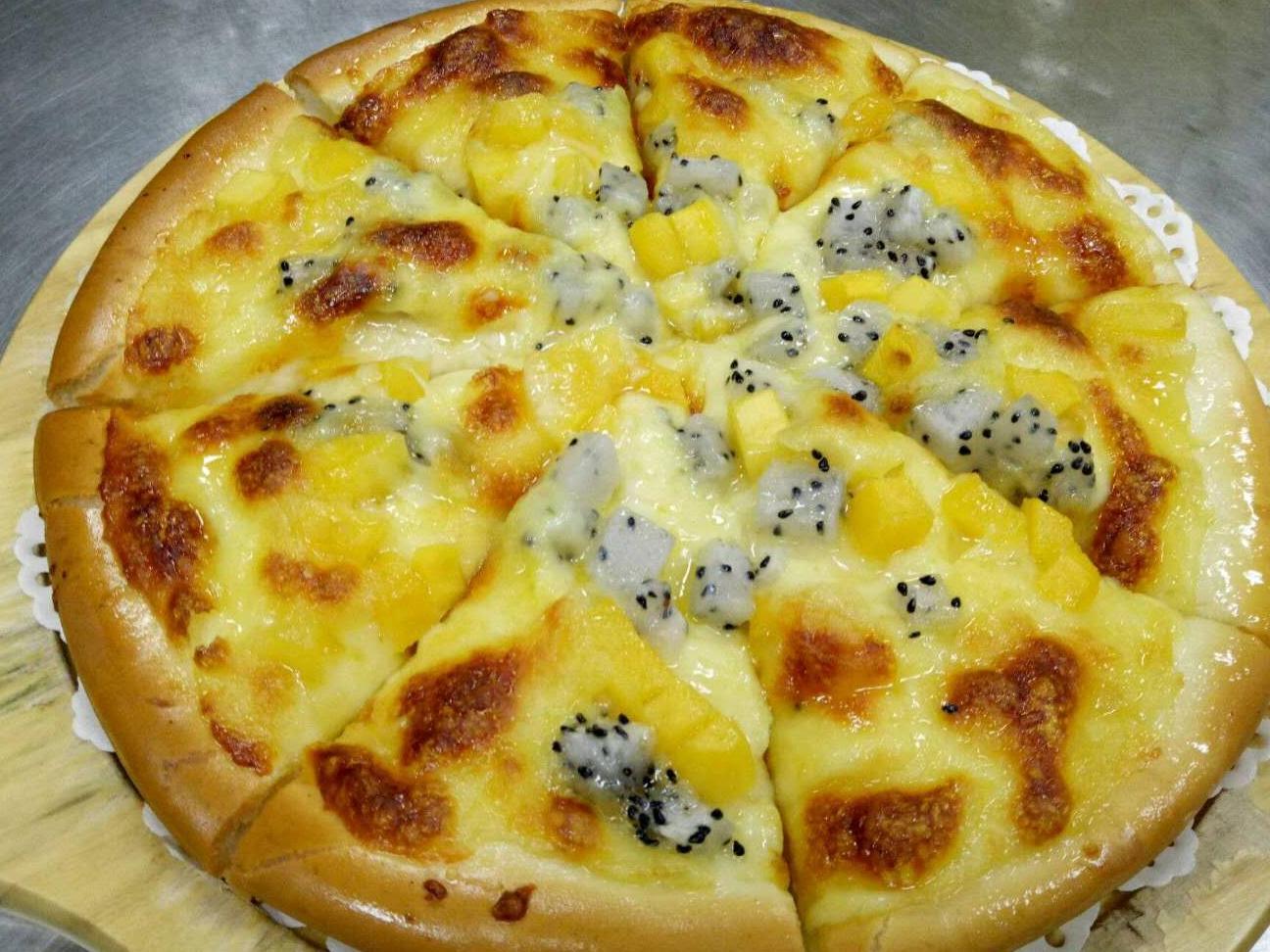 铺满水果的披萨健康又好吃小孩子的最爱在家不用烤箱都能做