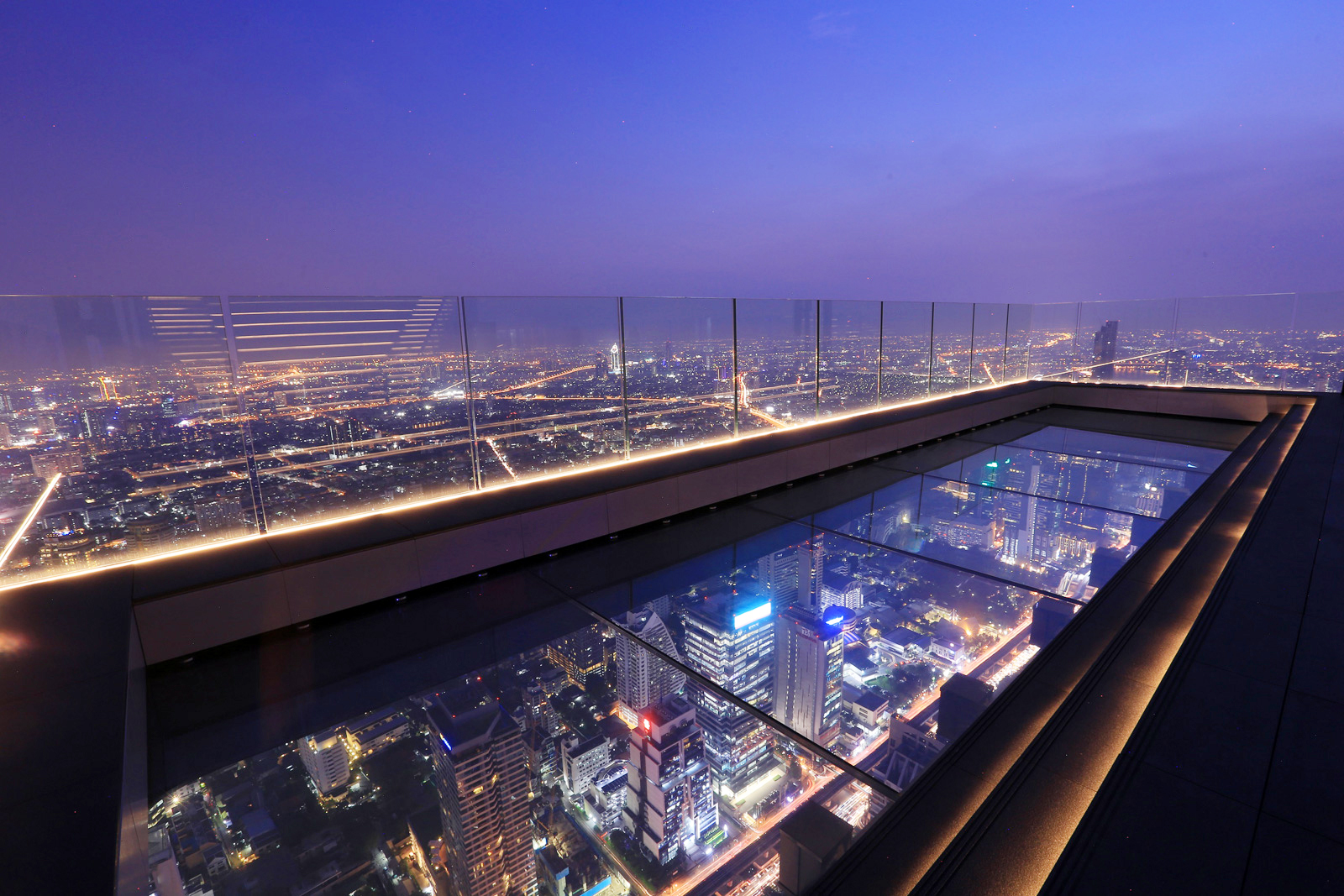 高峰,享受独特的玻璃地板体验,在泰国王权云顶大都顶层欣赏360度全景