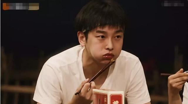 向往的生活胖了的彭昱畅怎么拍证件照