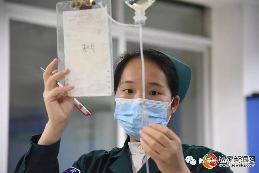 医院内,急诊科护士郭素连正在观察输液情况