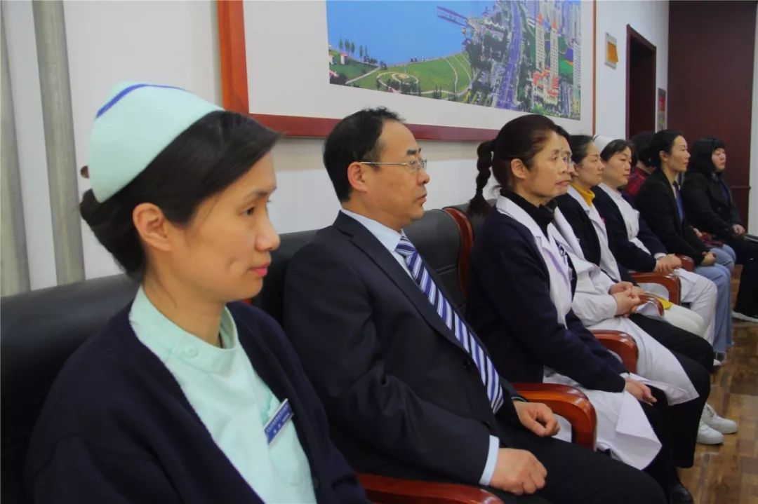 西海岸新区中心医院举行外聘专家签约仪式