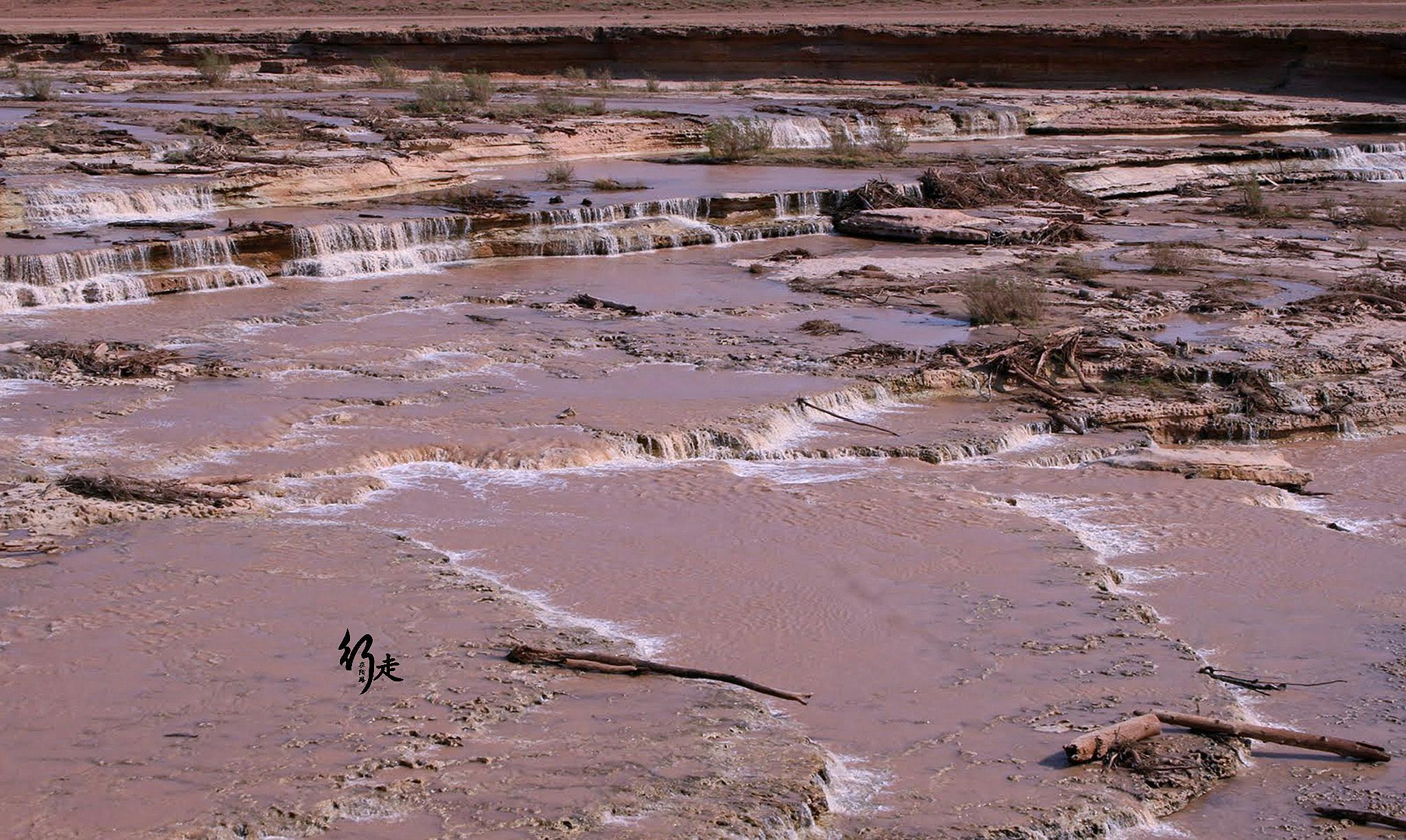 全球最大泥浆河一年只出现两个月沙比水多流动似巧克力