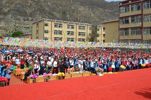 康南民族高级中学举办庆五四61迎国庆校园文化艺术节
