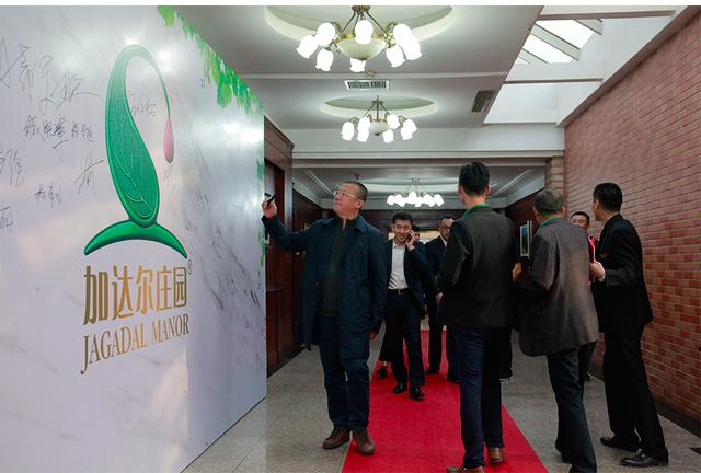 来自全国各地的经销商,加达尔集团董事长赵爽,经销商代表马俪女士和新