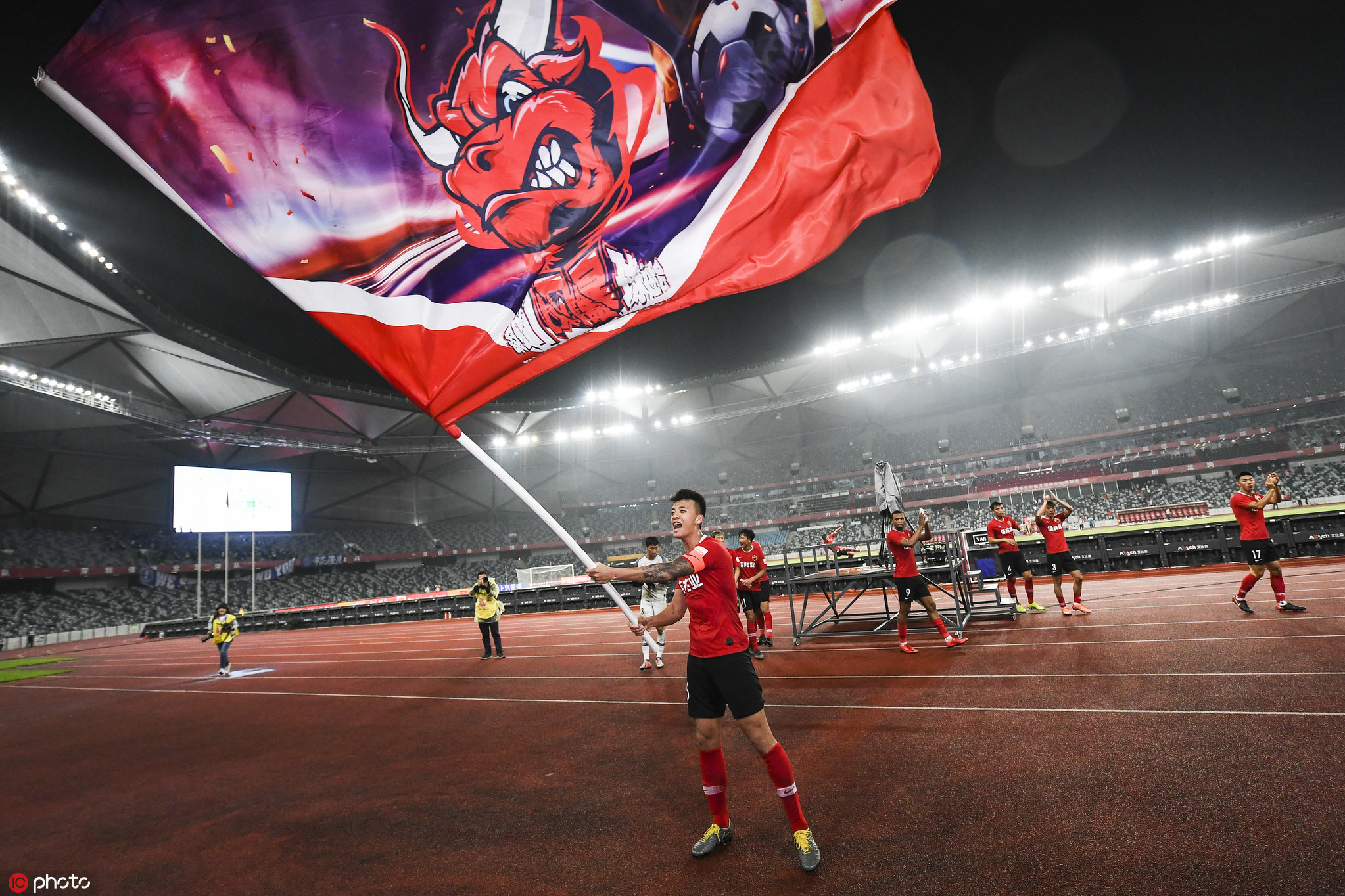 深圳佳兆业谢场,金强挥舞大旗,众将赢球心情好