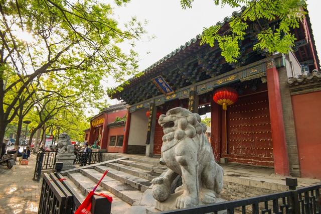 实榻大门3合,分别装在通柱上.