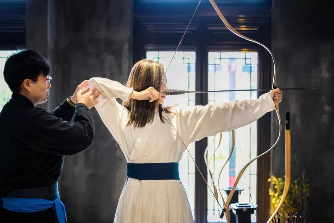 根据不同学习者的等级,设置了7米,12米,28米的不同射圃,初学者还有