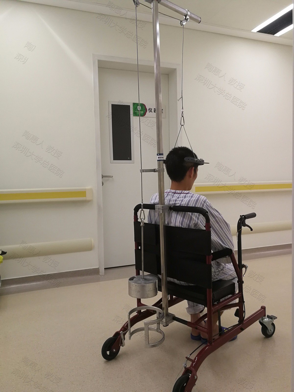 图片行动自如的脊柱侧弯halo头环牵引原创