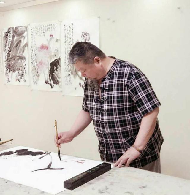 寥寥数笔挥毫现鱼中原一笔鱼了然大师朱海军作品欣赏