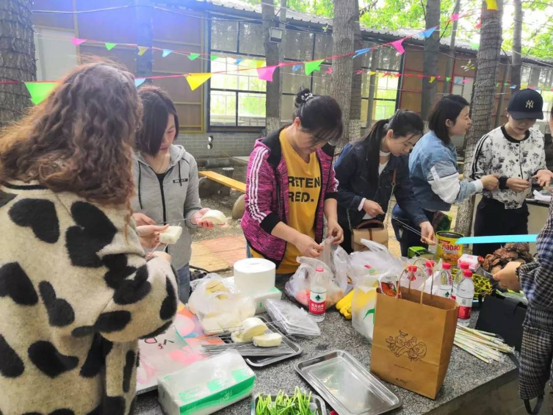 活力烧烤趴—景云金融全体员工相聚鹊华烟雨进行户外烧烤活动!