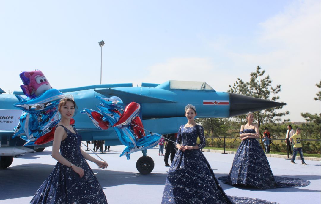 数十架飞机空降晋城首届大型航模展完美收官