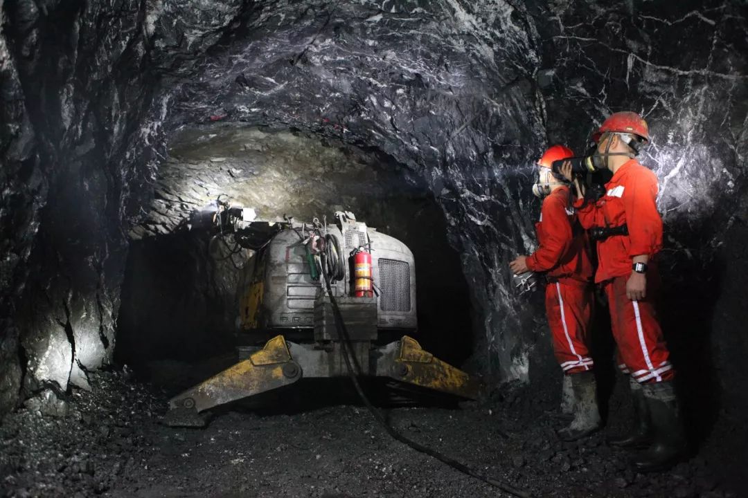 致敬见不到太阳的探索者650米矿井下的工作环境