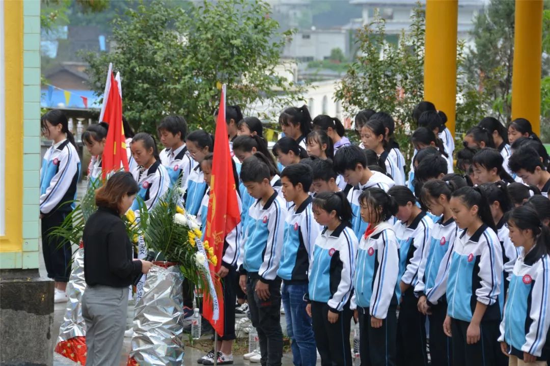 黄华中学组织党员干部和二百多名新团员,穿上义工服装,扛着党旗团旗