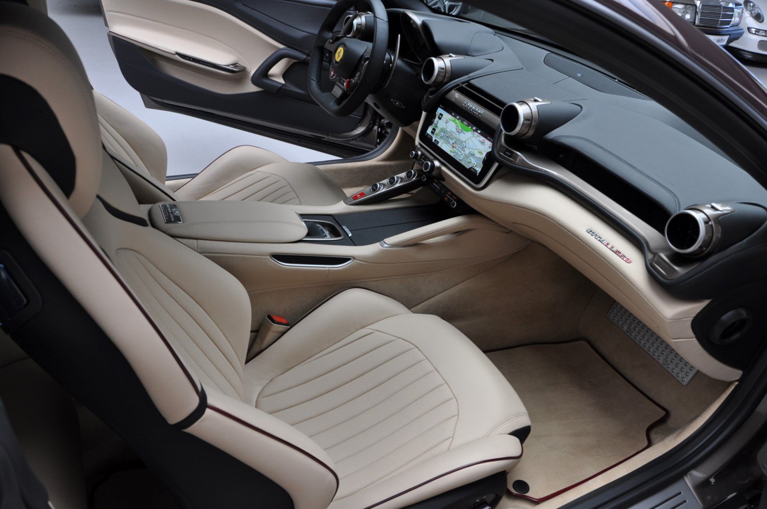 稀有的车身颜色浅棕色63升v12发动机法拉利gtc4lusso