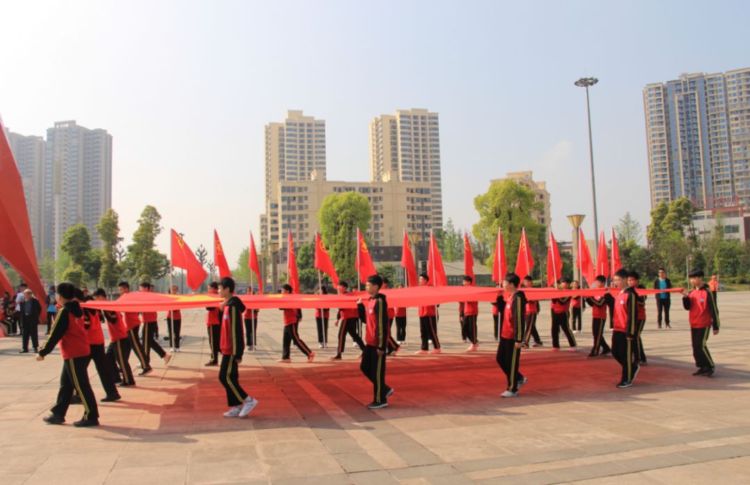 青春永放光芒武胜人民广场快闪向祖国献礼