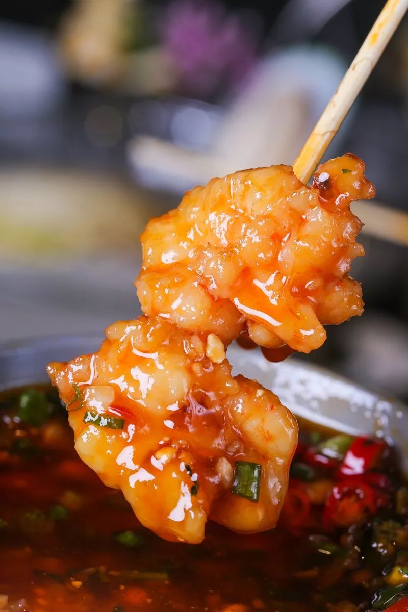 浇上红汤和香油的虾滑,滑软而有弹性,想为了减肥少吃一口,是绝对不