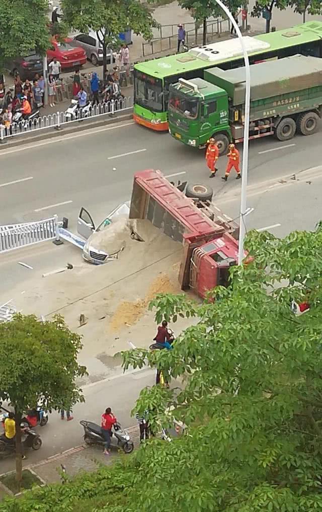 南宁枫林路发生车祸,大货车侧翻把小轿车压扁!