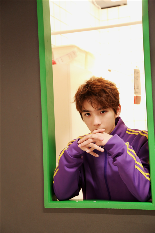 祁宋 男友力 近日,祁宋曝光了一组居家风写真,甜蜜