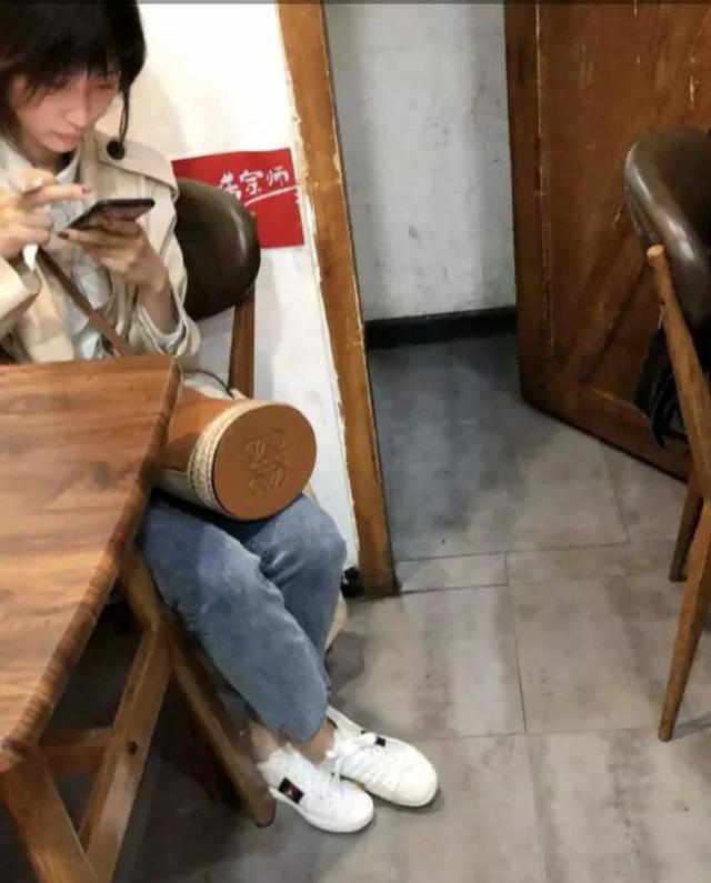 旭旭宝宝带韩茜茜五一旅游开直播茜皇剪短发不是重点看她脚