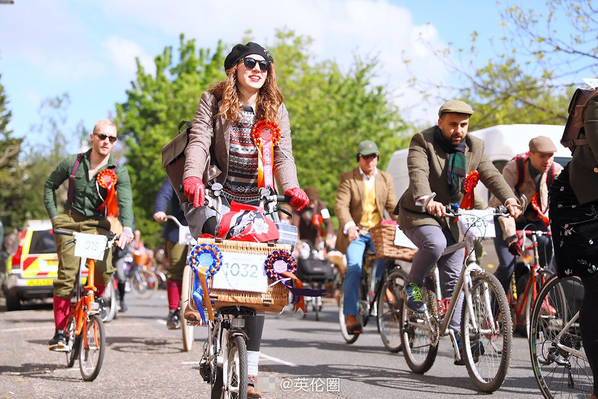 伦敦年度自行车复古骑行 民众穿毛呢服装秀英伦范