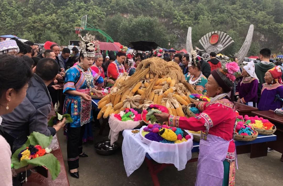 "的拦门酒就能看到走进格多苗寨每年的"四月八",苗族群众都要身着盛装