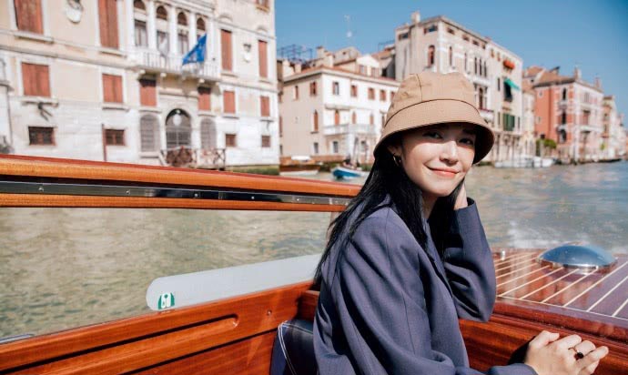 姚晨带队出国旅游晒自拍,无惧"仰拍"尽显大嘴美女风情