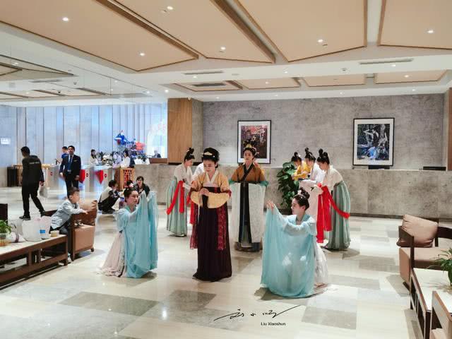 游客正在温泉池里泡温泉 突然闯进来一群古装美女 她们要干嘛 活动