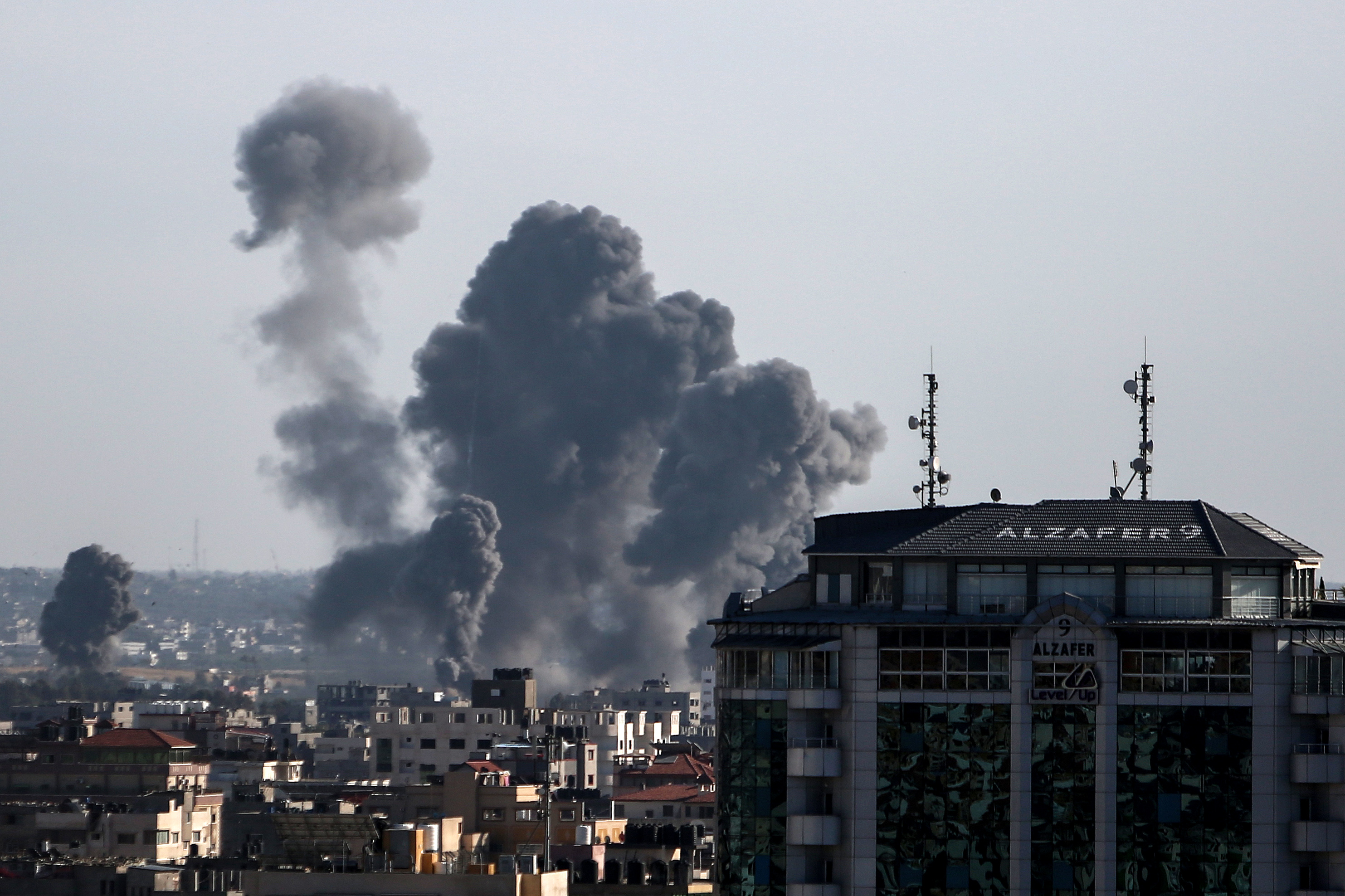 以色列军方大规模轰炸加沙地带军事目标