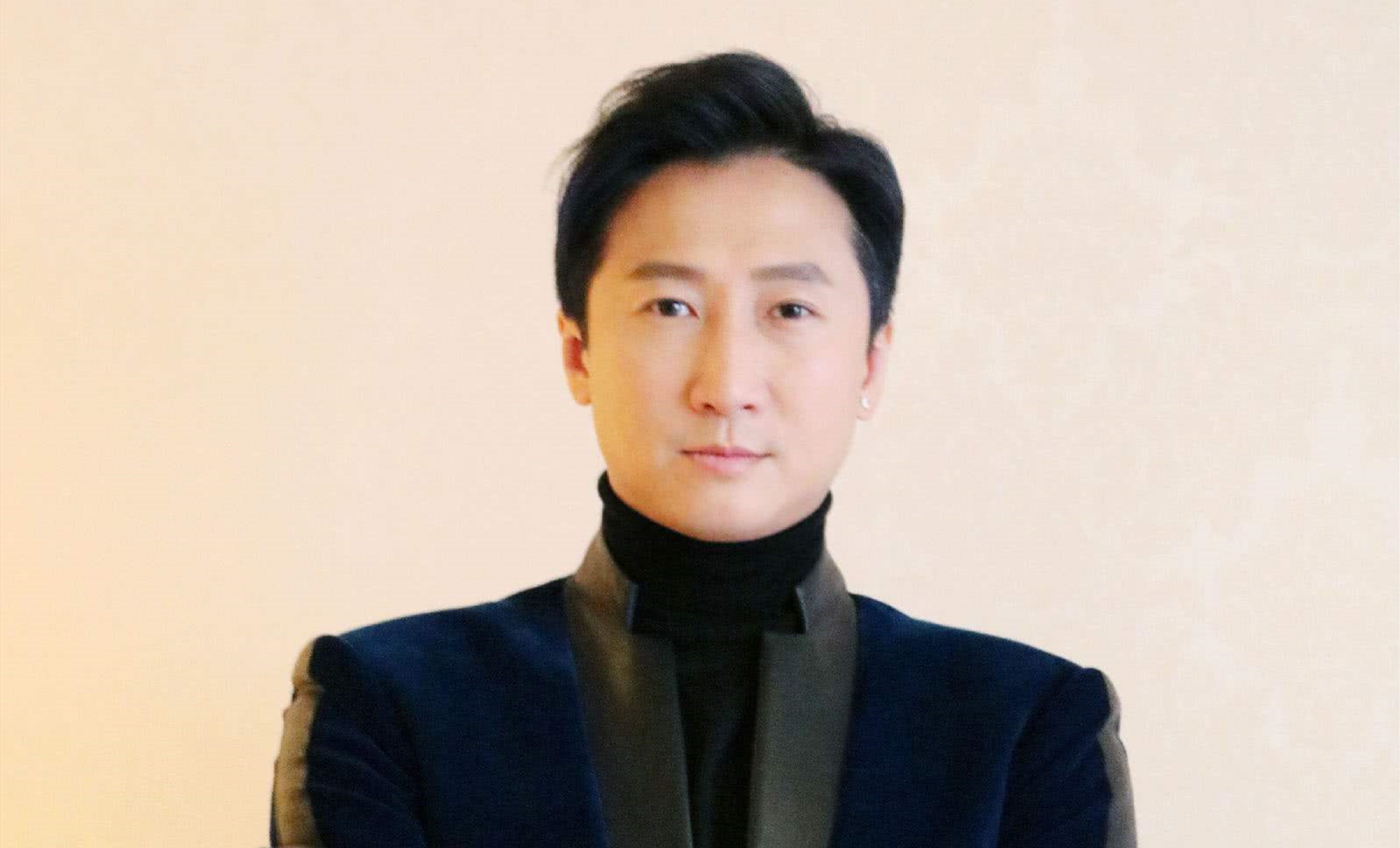 后来,过了一年不到,他便首次主演了自己的电影《榕树头讲鬼》,在这