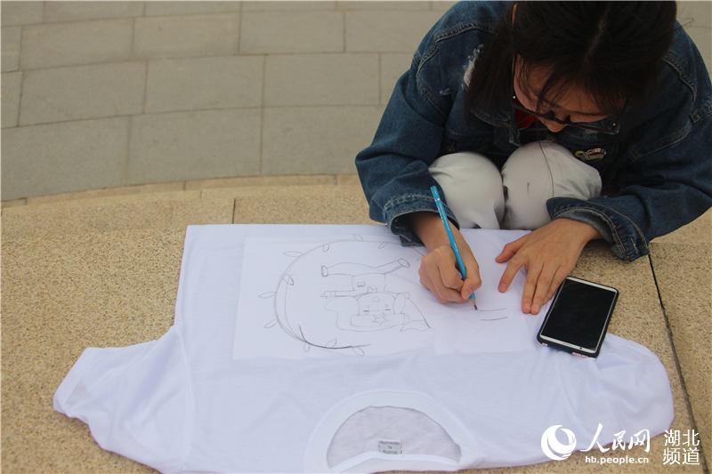 高校百名"千禧宝宝"手绘t恤 纪念五四运动一百周年