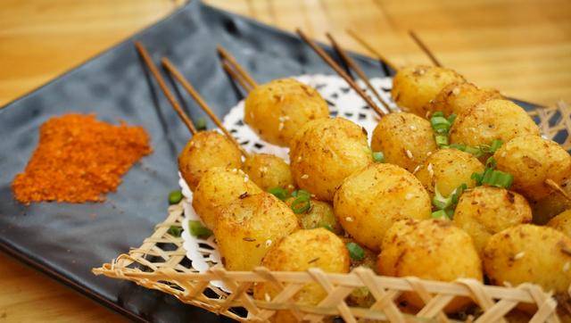 天上龙肉地下驴肉十年烧烤老店里吃驴肉串