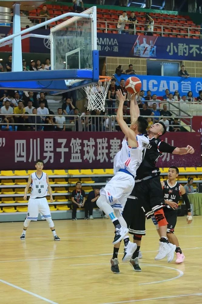 四川篮联赛二轮打响 凉山鹰之队取胜