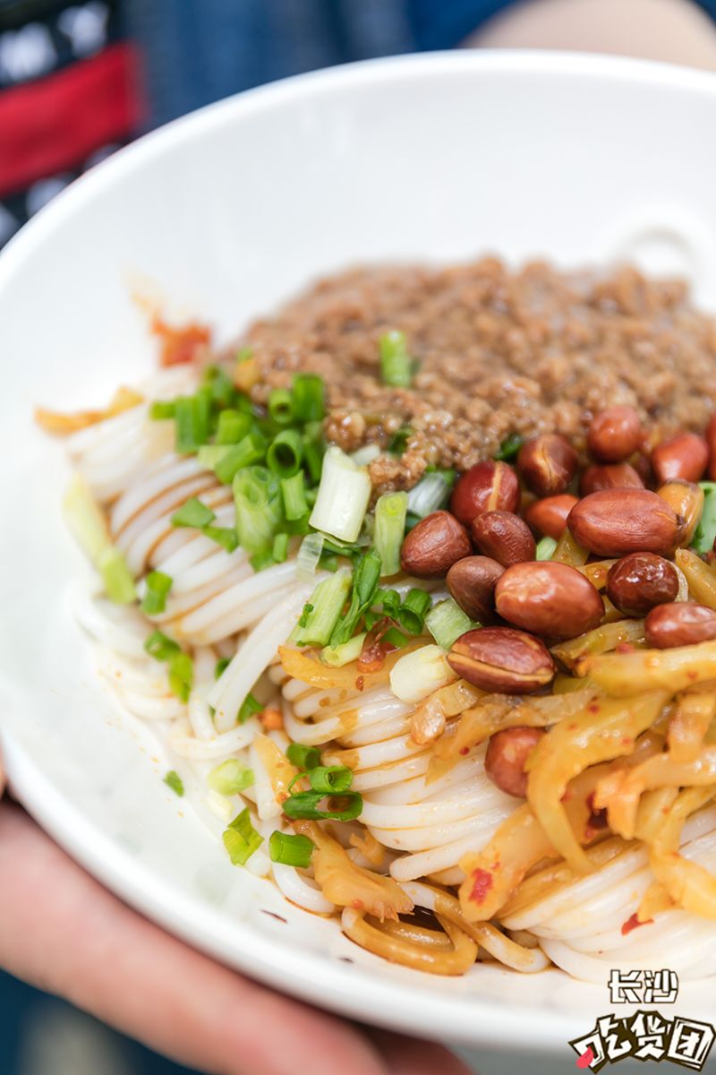 杂酱干拌圆粉店里的串串们也是味道不寡淡的角色,鹌鹑蛋,牛肉丸,小