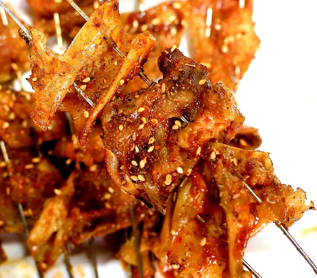 和众源家大厨潜心研制的长得很像腐皮的烤牛筋皮东北特色牛筋皮要的就