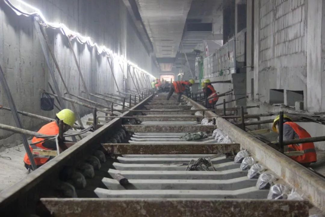 "五一"劳动节期间,项目部针对施园站铺轨基地筹建,环球影城站焊轨作业