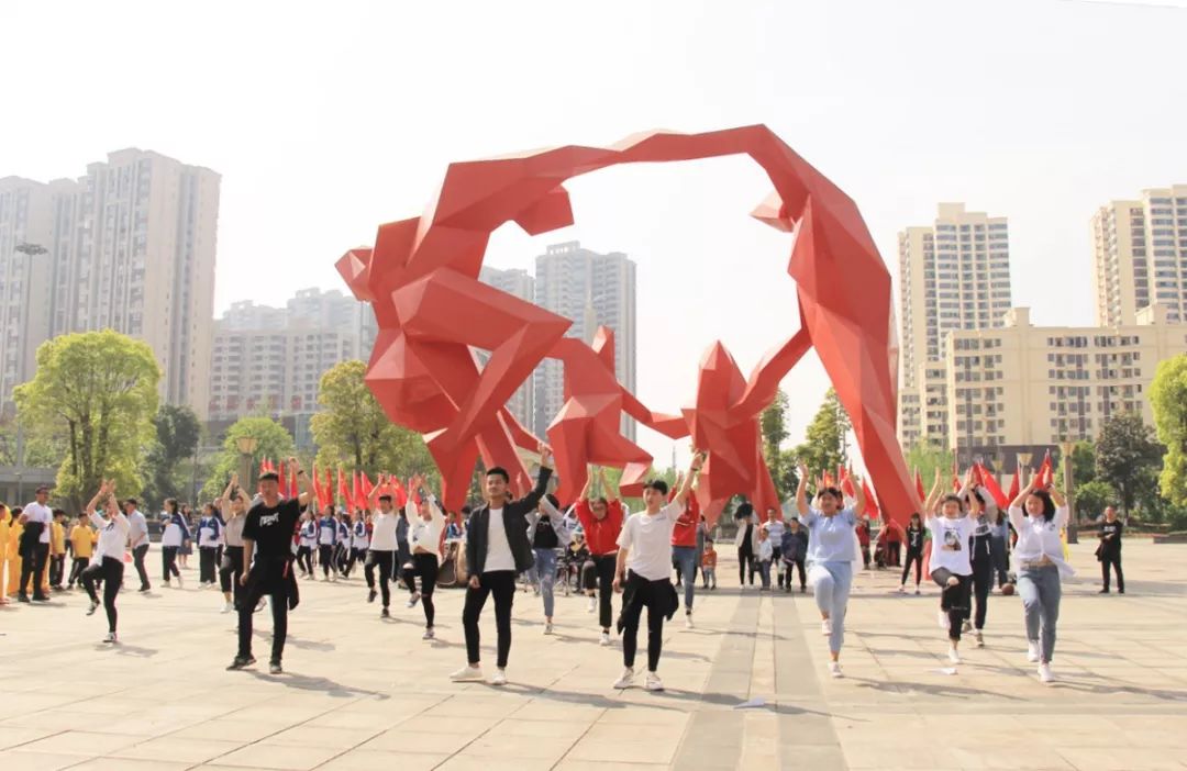 青春永放光芒武胜人民广场快闪向祖国献礼